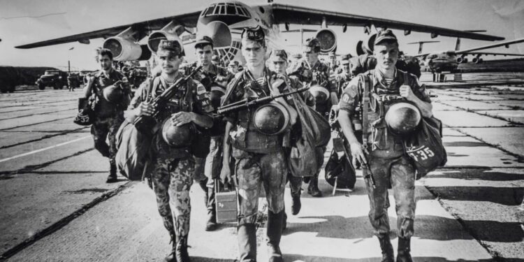 1992 год. Прибытие миротворческих сил РФ. Фото Валерия Кругликова