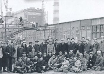 Бригада монтажников на установке 1-го энергоблока Кучурганской ГРЭС, 1964 год.