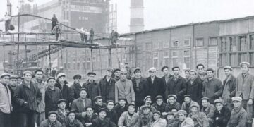 Бригада монтажников на установке 1-го энергоблока Кучурганской ГРЭС, 1964 год.