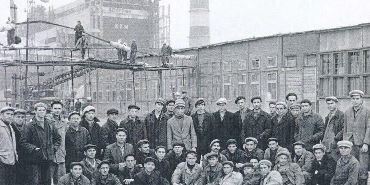 Бригада монтажников на установке 1-го энергоблока Кучурганской ГРЭС, 1964 год.