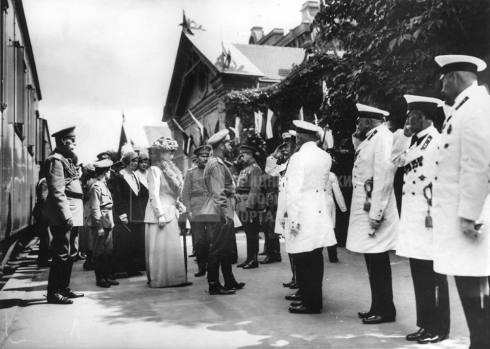 Встреча императорской семьи на перроне бендерского вокзала. 1916 г. (РГАКФД)