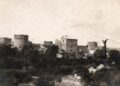 Памятник на фоне цитадели Бендерской крепости. Начало 1920 года. Фото их архива семьи Коллегинных