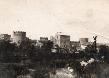 Памятник на фоне цитадели Бендерской крепости. Начало 1920 года. Фото их архива семьи Коллегинных