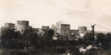 Памятник на фоне цитадели Бендерской крепости. Начало 1920 года. Фото их архива семьи Коллегинных