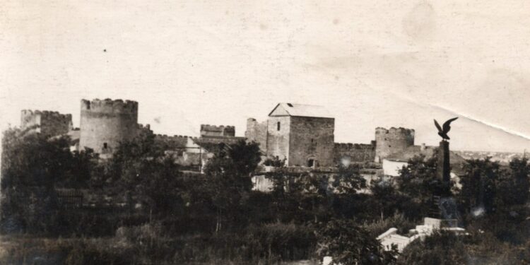 Памятник на фоне цитадели Бендерской крепости. Начало 1920 года. Фото их архива семьи Коллегинных