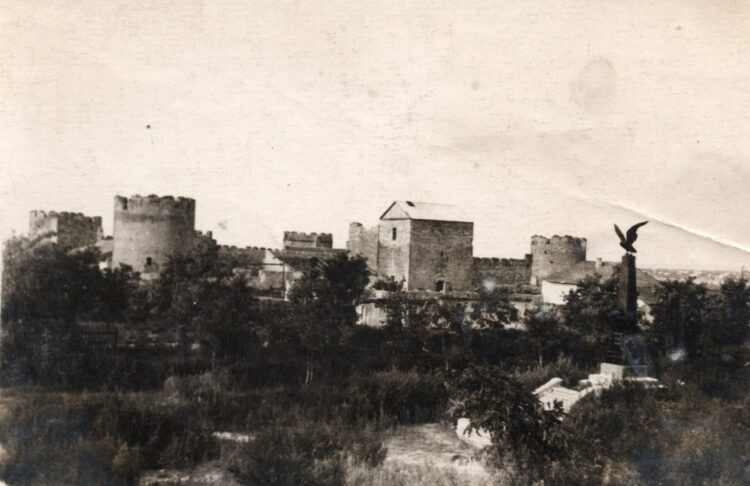 Памятник на фоне цитадели Бендерской крепости. Начало 1920 года. Фото их архива семьи Коллегинных